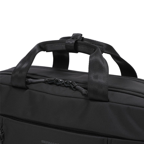 持ち手にはまとめることができるホック式のベルト付き