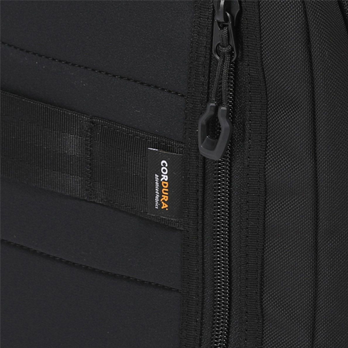 本体生地には耐久性・撥水性・軽量性に優れた840デニールのコーデュラナイロンの生地を採用。