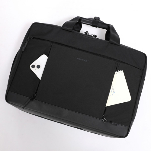 前面には小物収納に便利なファスナーポケットが付いており、さっと取り出したいものを入れるのに便利です。