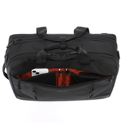 前ポケットには小物の整理に便利なオーガナイザー付きで使い勝手の良い仕様となっております。