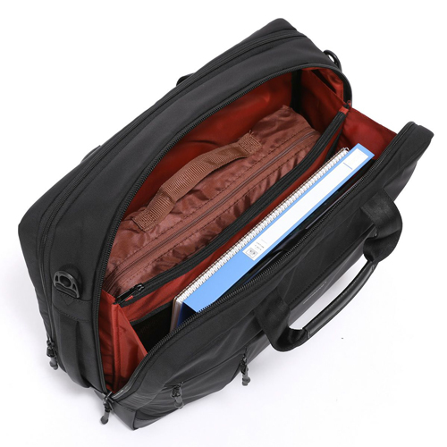 メインルームは荷物が増えた時に便利なエキスパンダブル機能付き、ファスナーを開けるだけで容量がアップ。