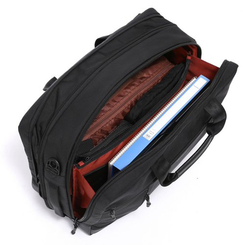 メインルームは荷物が増えた時に便利なエキスパンダブル機能付き、ファスナーを開けるだけで容量がアップ。