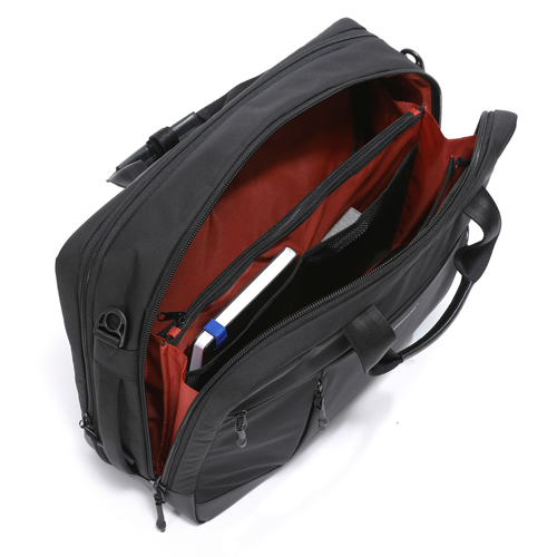 メインルームの中央にはファスナーポケット付き間仕切りを配置し、その前面には視認性の良いオープンメッシュポケット×2をレイアウトして使い勝手の良い仕様となっております。