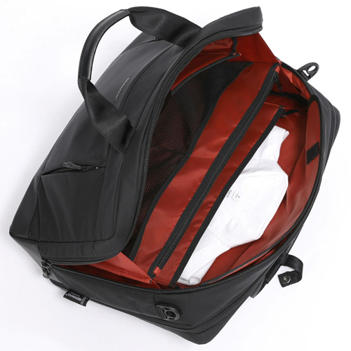 メインルームの背面側にはマチ付きでゆったりとしたサイズ感の衣類収納ポケットを設置。