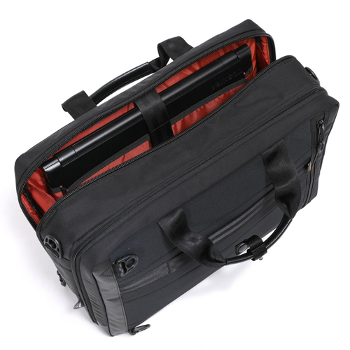 メインルームの前面側にはモバイル機器タブレットやノートパソコンの収納に最適なクッションポケットも装備しております。