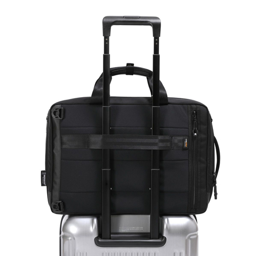 キャリーオン機能付きなので、出張などでのキャリーケースとの併用も可能です。