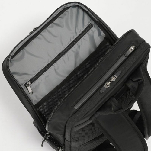 前面側メインルームの前面側は一番奥にはファスナーポケット、手前には収納物の視認性の高いオープンメッシュポケット×2を配置し、整頓のしやすいレイアウトです。