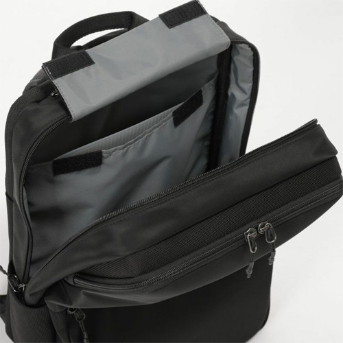 背面側には、A4サイズに対応したポケットを配置。