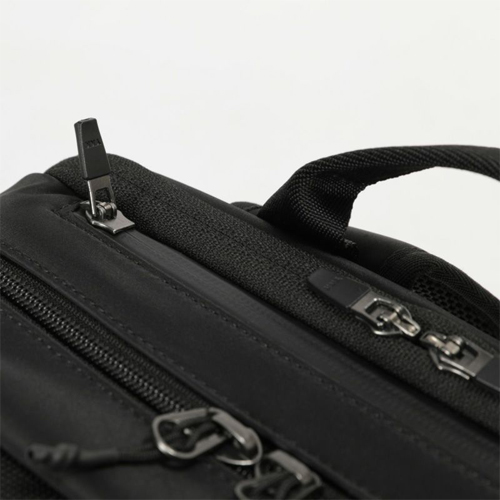 モバイルポケットと背面側メインルームには、倒れた状態でロックがかかる「セミオートマチックスライダー」の引手を採用。