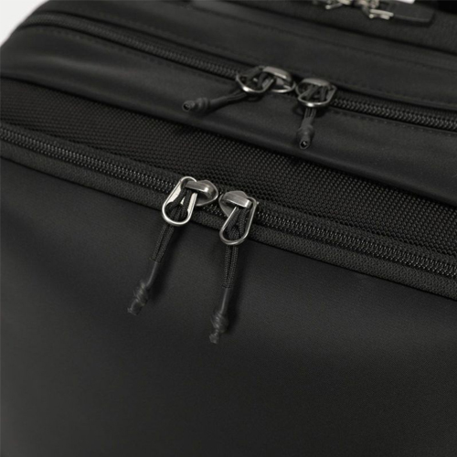 前ポケットと前面側メインルームのファスナーの引手には握りやすく持ちやすいジッパープルを付属、操作しやすくスムーズな開閉を実現。