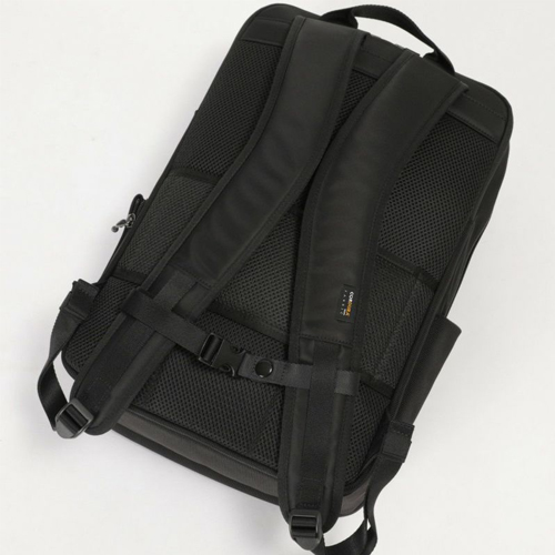 リュックベルトにはチェストベルト（チェストハーネス）も付属しており、肩ベルトのずり落ちを防ぎ、バッグの揺れを抑えて肩や腰に負担がかからないように荷重を分散し、バランスが保たれます。