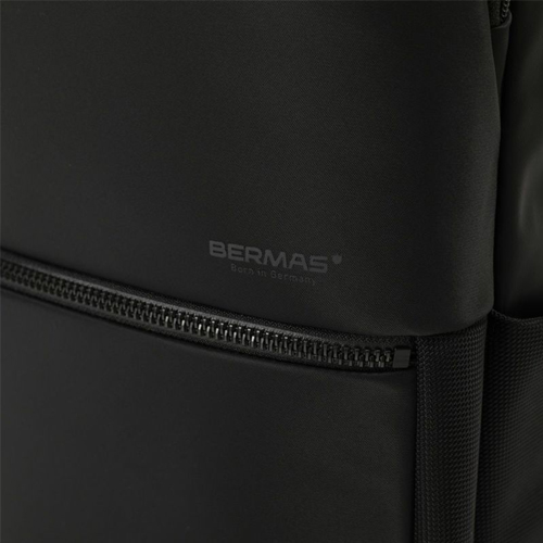 雨にかかりやすい部分には、軽くて丈夫な撥水性の高密度ナイロンを使用。