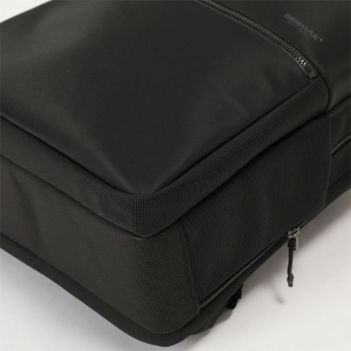 側面下部や底部には、摩耗や熱に強いコーデュラバリスティックナイロンを採用。