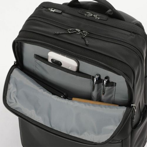 前ポケットは大きく開いて内容物が見やすく、小物の整理に便利なオーガナイザー付き