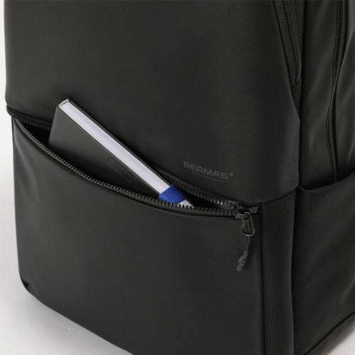 前面には小物収納に便利なファスナーポケットを付属。