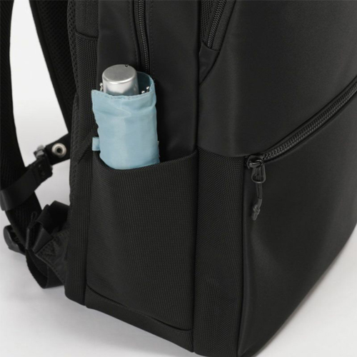 右側はオープンポケットを備え、すぐに出し入れしやすく折りたたみ傘や小物入れなどの収納に便利です。