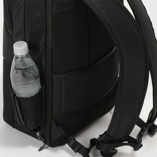 左側には、ファスナーで広げることができるオープンポケットを付属。