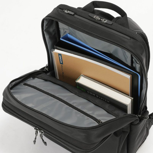 2層式の前面側メインルームは、小物の収納に便利なマルチポケットレイアウトでビジネス書類など効率のよい収納が実現します。