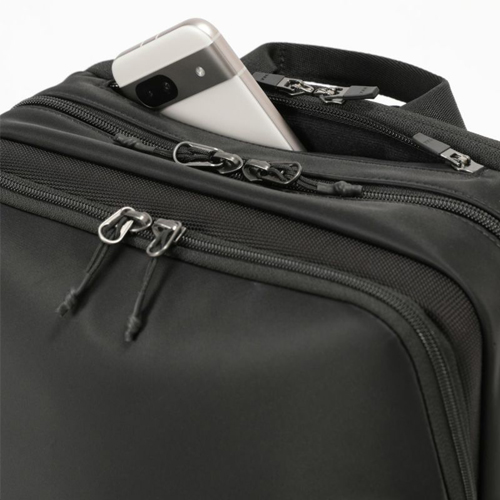 モバイルポケットの内装には、スマートフォンなどの機器をやさしく守るソフトなパイル生地を採用。開口部にはYKK製の止水ファスナー使用し安心です。