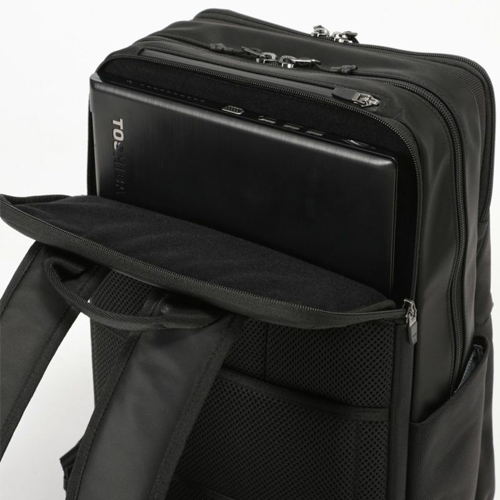 背面側メインルームにはクッション材を内蔵し、PCやタブレットなどの大事な機器を衝撃から守ります。