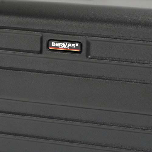 メイン素材には強度と弾力性を兼ねそなえ耐衝撃性に優れたポリカーボネートを採用\n※本商品はシルバーです。