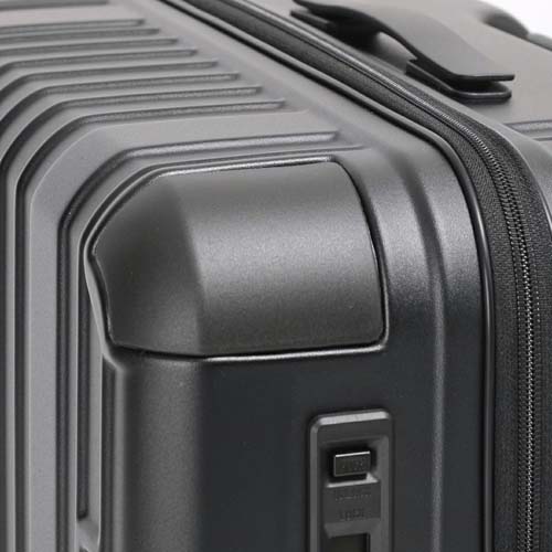 最も衝撃のかかるコーナー部分にはコーナーパッド＋強度を高めるＣ面デザインを採用