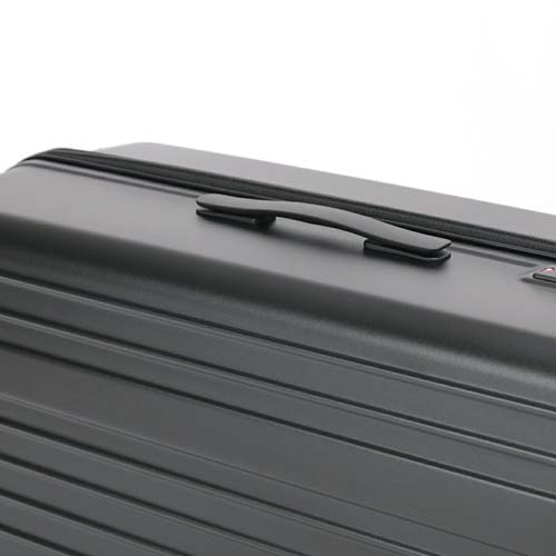 横持ちに便利なサイドハンドルを搭載