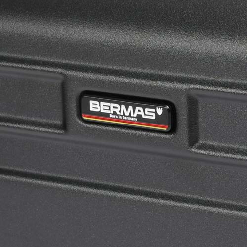 メイン素材には強度と発色の良さを兼ねそなえたポリカーボネートプラスABS素材を採用。