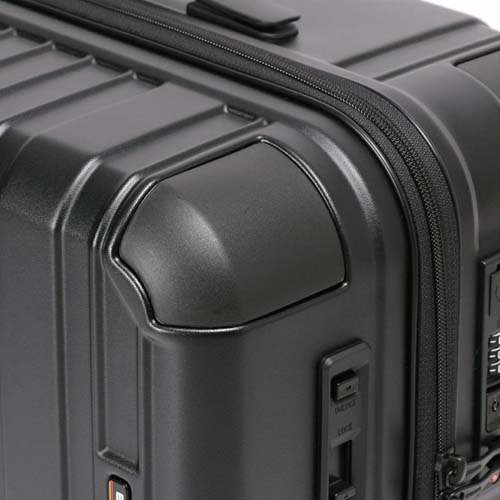 最も衝撃のかかるコーナー部分にはコーナーパッド＋強度を高めるＣ面デザインを採用。