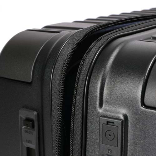 メインファスナーは通常のファスナーよりも3倍の強度を誇るYKK製のダブルコイルファスナーを採用。