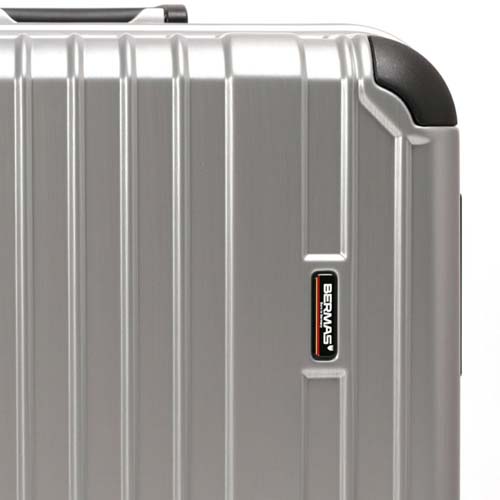 強度を高める伝統のリブデザインを採用。表面積を減らすことで傷が目立ちにくい。