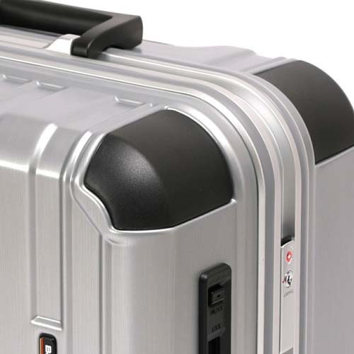 最も衝撃のかかるコーナー部分にはコーナーパッド＋強度を高めるＣ面デザインを採用。