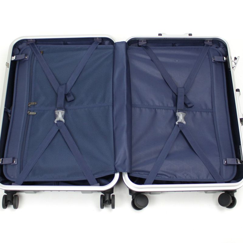 視認性をアップさせつつ上品さを表現したネイビー色の内装生地。