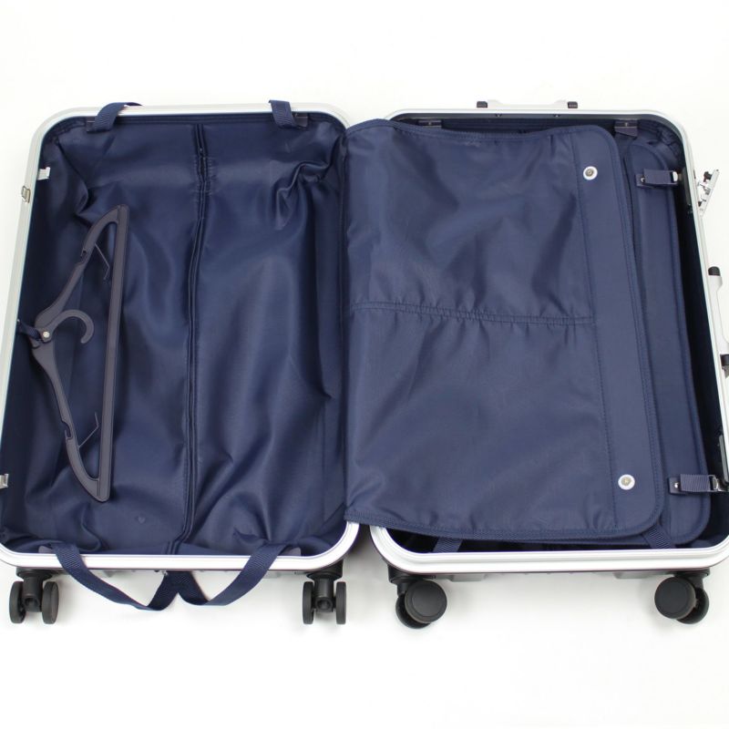 ジャケット等の収納に便利なハンガーも装備。