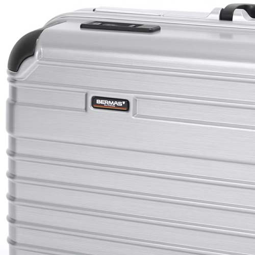 メイン素材には強度と弾力性を兼ねそなえ耐衝撃性に優れたポリカーボネートを採用。