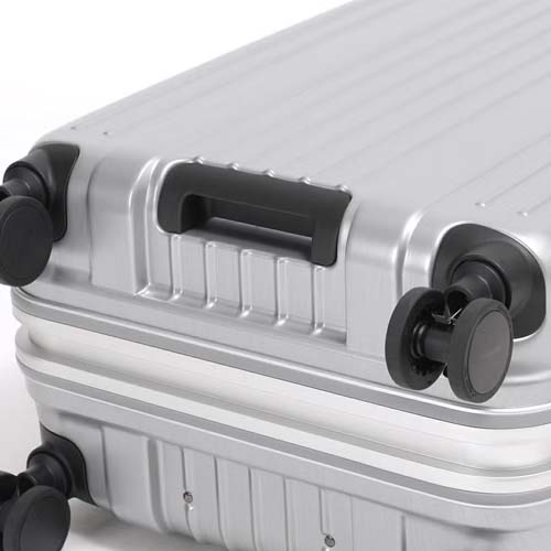 荷物棚への上げ下ろしなどに便利なアンダーハンドル（補助ハンドル）付き。