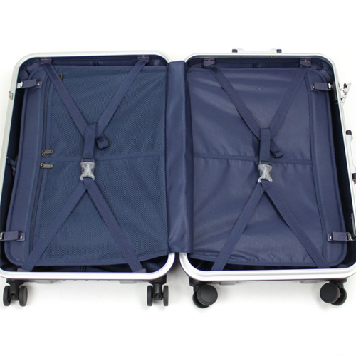 視認性をアップさせつつ上品さを表現したネイビー色の内装生地