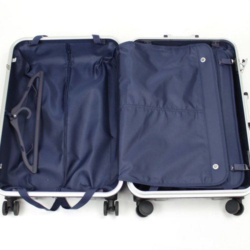 両面仕切り＆荷崩れ防止のクロスベルト（長さ調節可能です）を備えており、ジャケット等の収納に便利なハンガーも装備