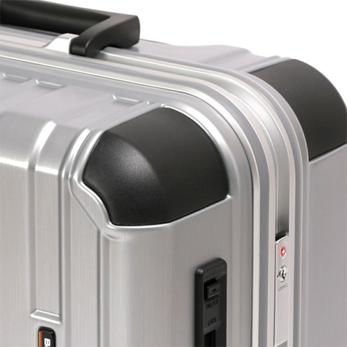 ※画像は色違いです。\n最も衝撃のかかるコーナー部分にはコーナーパッド＋強度を高めるC面デザインを採用