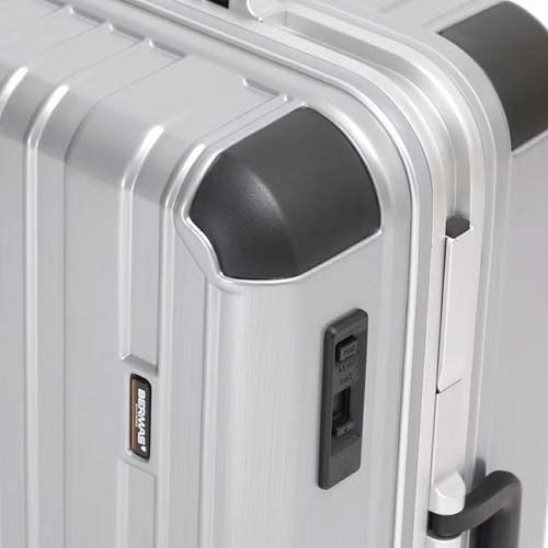 最も衝撃のかかるコーナー部分にはコーナーパッド＋強度を高めるＣ面デザインを採用。\n※本商品はブラックです。