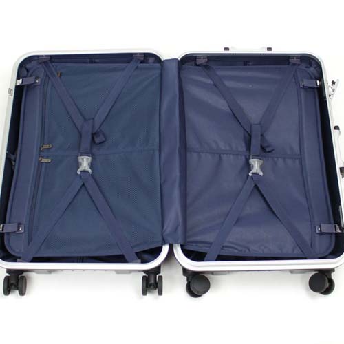 視認性をアップさせつつ上品さを表現したネイビー色の内装生地。