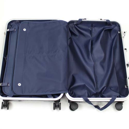 両面仕切り＆荷崩れ防止のクロスベルト（長さ調節可能です）