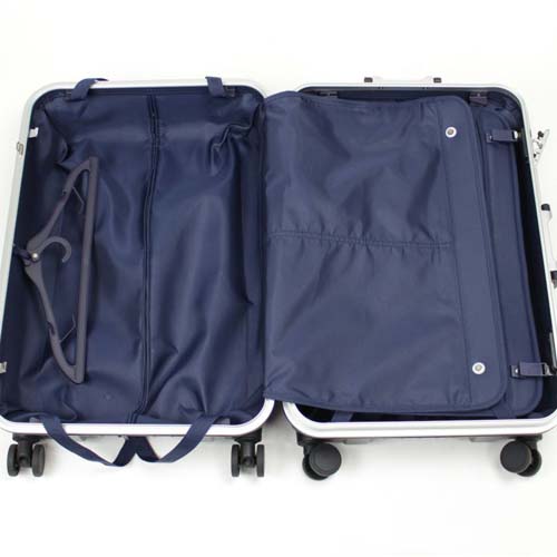 ジャケット等の収納に便利なハンガーも装備。