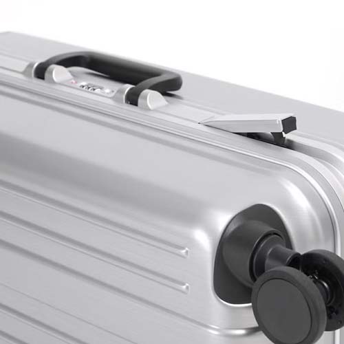 上下2か所のラッチも一度の操作でまとめて施錠・開錠が可能。\n※本商品はブラックです。