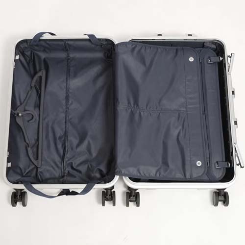 前面側メインルームには、ジャケットなどの収納に便利なハンガーを配置。