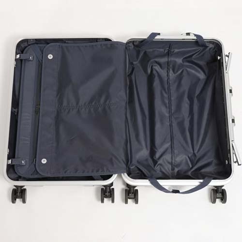 小物を仕分けしやすいメッシュポケットをレイアウトし、両面仕切りに加えて、荷崩れを防止する長さ調節可能なクロスベルトを備えています。