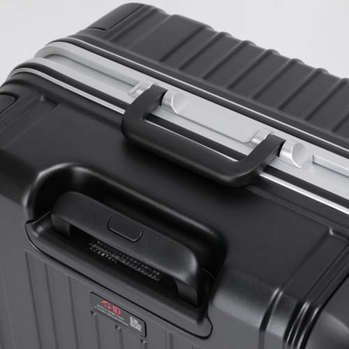 トップハンドルを備え、階段や段差でも無理なく持ち上げやすく、スムーズな移動が可能。\n※本商品はシルバーです。