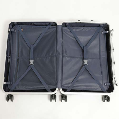 前面側の仕切りには小物が仕分けしやすく便利なメッシュポケットをレイアウト。