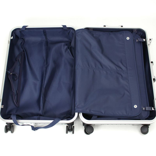 面仕切り＆荷崩れ防止のクロスベルト（長さ調節可能です）を備えており、ジャケット等の収納に便利なハンガーも装備しました。