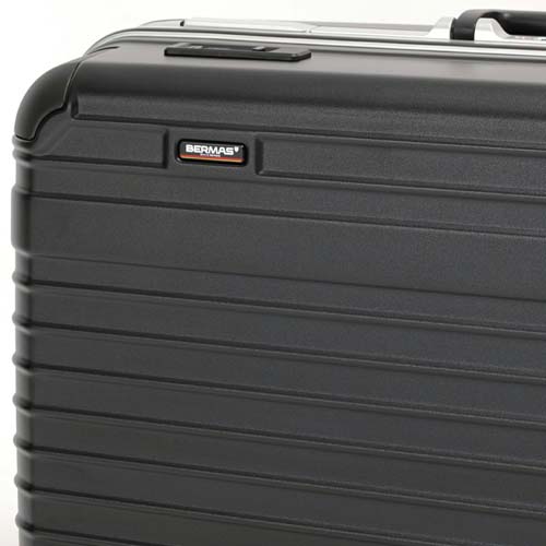 メイン素材には強度と弾力性を兼ねそなえ耐衝撃性に優れたポリカーボネートを採用。